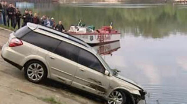 В Киеве автомобиль упал в Русановский канал и утонул