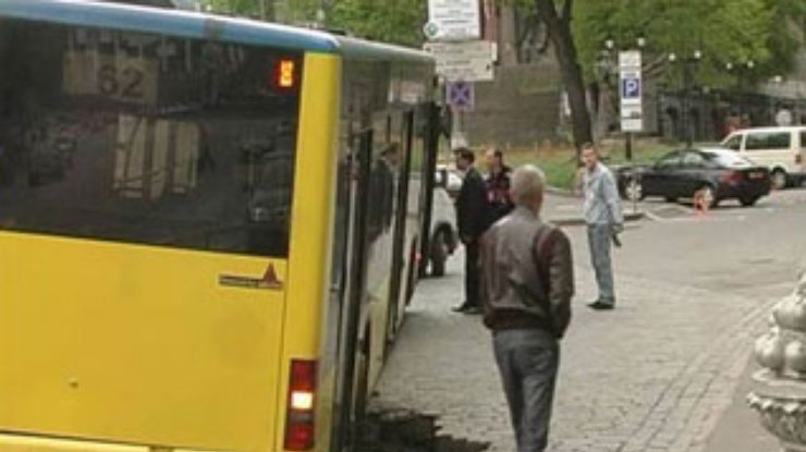 В центре Киева провалился пассажирский автобус