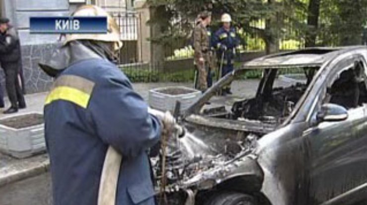 В центре Киева дотла сгорел пятисотый "Мерседес"