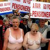 Австралийские пенсионеры разделись, требуя повышения пенсий