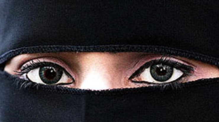 Мусульманка подала на развод после попытки мужа посмотреть на ее лицо