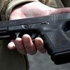 Автодилер предлагает в качестве бонуса пистолет
