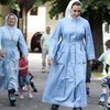 В хорватском детском саду работают монахини на роликах