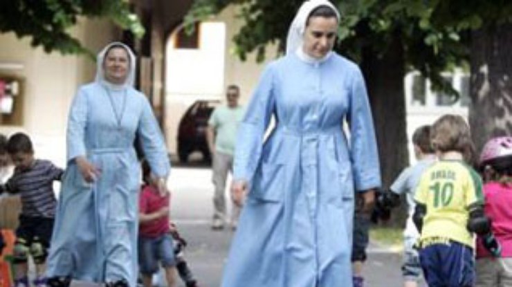 В хорватском детском саду работают монахини на роликах