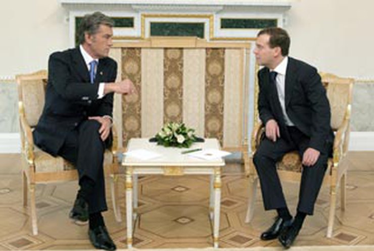 Ющенко и Медведев впервые пожали друг другу руки