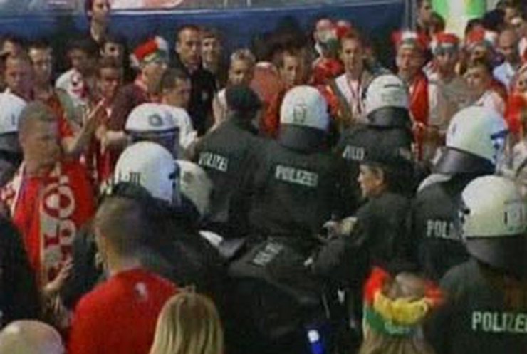 Арестованы 160 немецких фанов