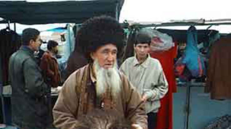 Туркменские пенсионеры торгуют очередью на подключение к интернету
