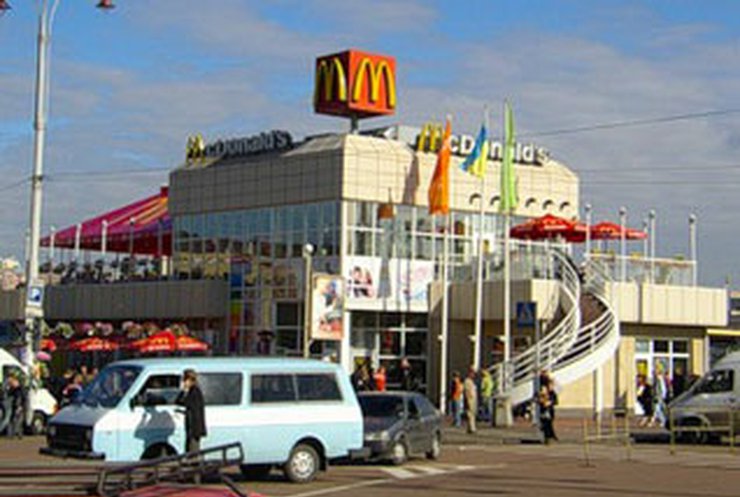 В Киеве горел "МакДональдс" напротив вокзала
