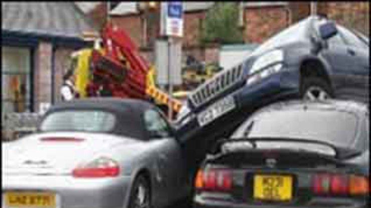 Женщина припарковалась на крыше машины