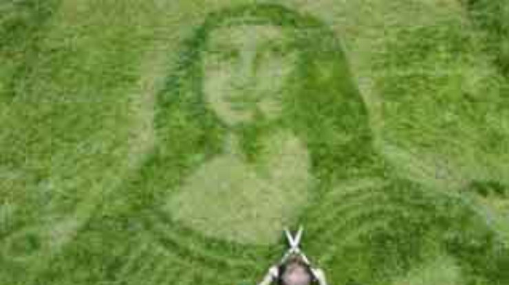 Британец выстриг "Мону Лизу" на газоне