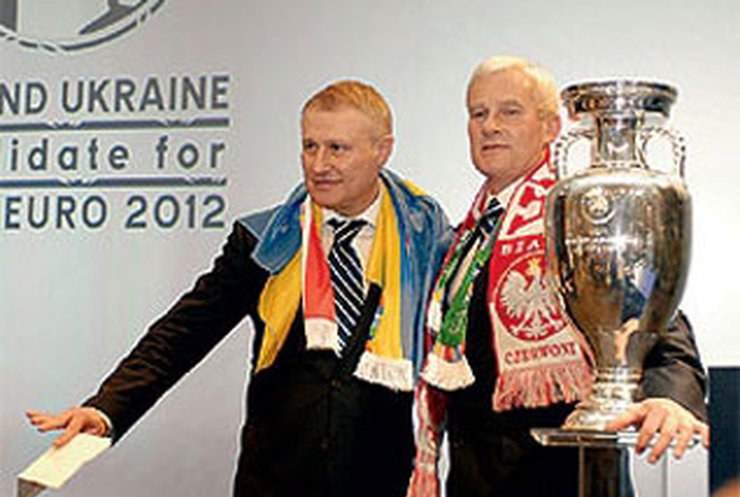 Платини: УЕФА еще может отобрать у Украины Евро-2012