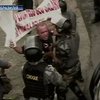 В Бразилии бастующие полицейские подрались со спецназом