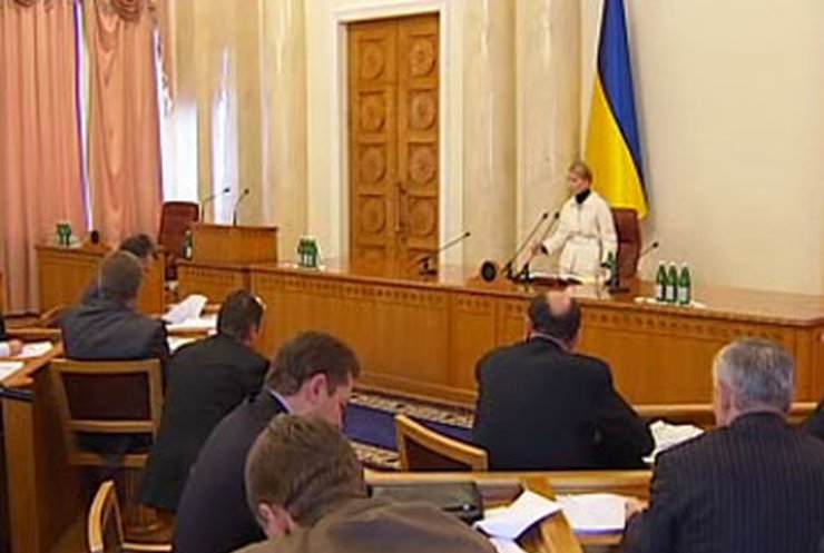 Тимошенко призвала НБУ стабилизировать гривну