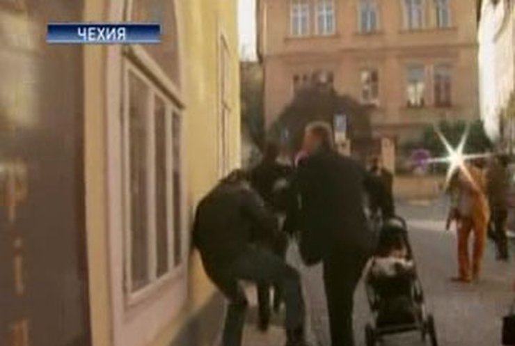 Премьер Чехии бьёт фотокорреспондентов