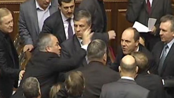 Яценюк заявил, что больше не потерпит драк в Раде