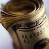 НБУ запретил банкам продавать доллары по курсу выше официального на 1,5%
