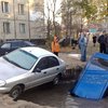 В Киеве 2 автомобиля провалились под землю