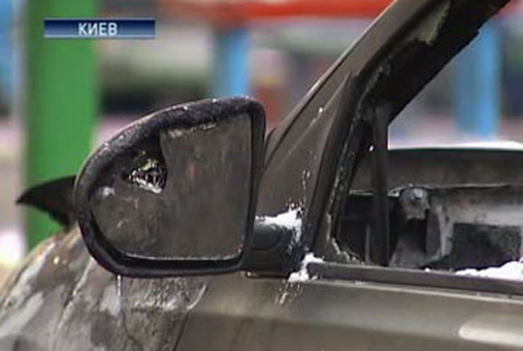 В Киеве горят автомобили