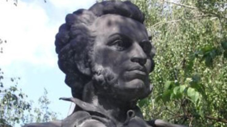 В Полтаве осквернили памятник Пушкину