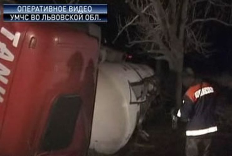 Во Львовской области перевернулась цистерна с глицерином