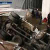 В Киеве с Южного моста упал грузовик