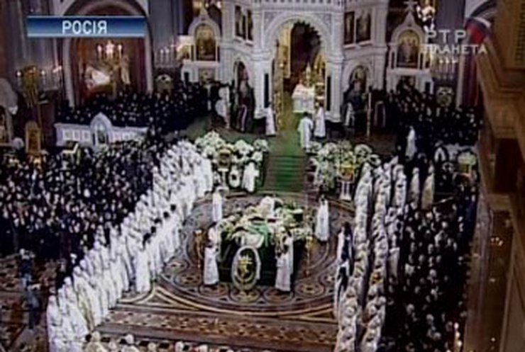 Заупокойная литургия началась у гроба Алексия ІІ