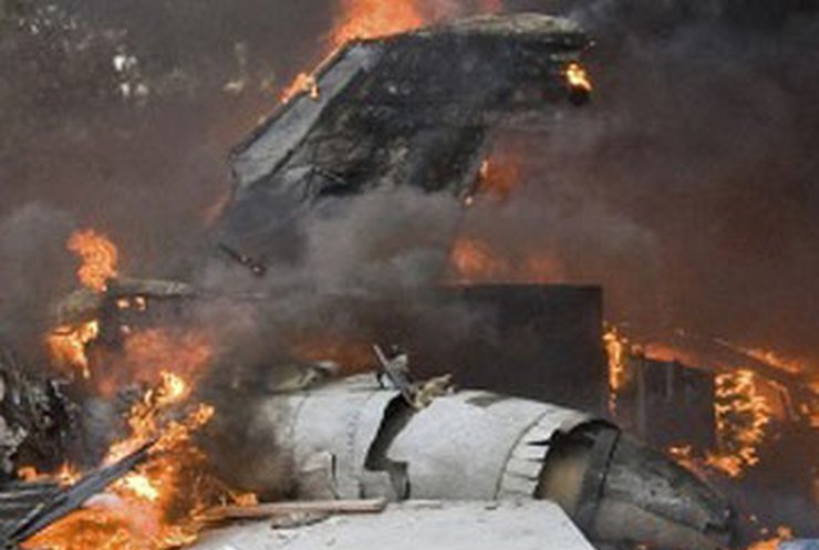 Самолет ВМС США упал на жилые дома