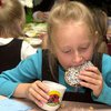 Эксперт: Детей в Украине кормят "химией"