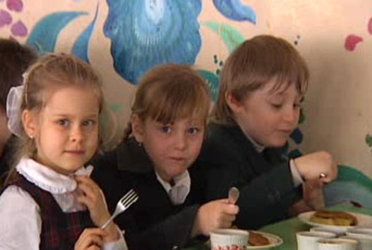 Українські діти залишились без обідів