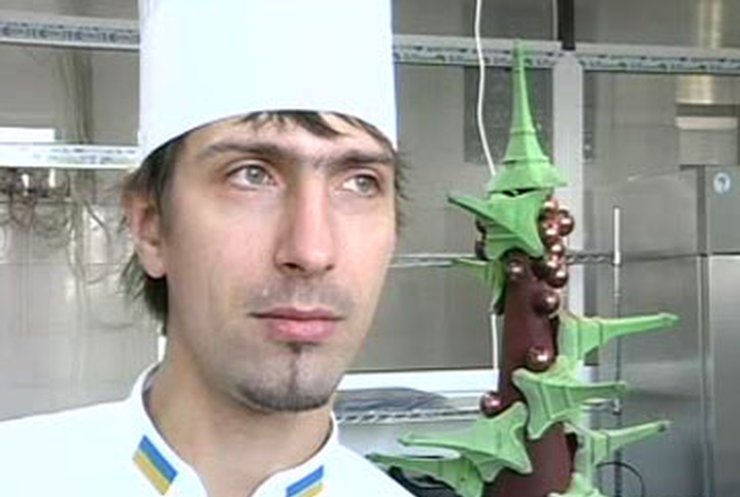 В Ужгороде кондитер изготовил елку из шоколада