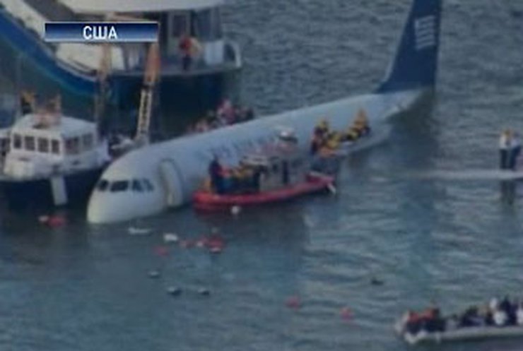 В Нью-Йорке самолет сел на реку: Спасены 150 пассажиров