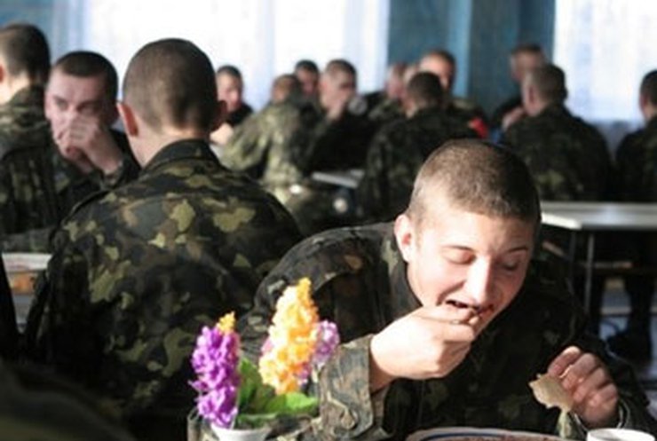 Ехануров обещает не снижать зарплаты военным