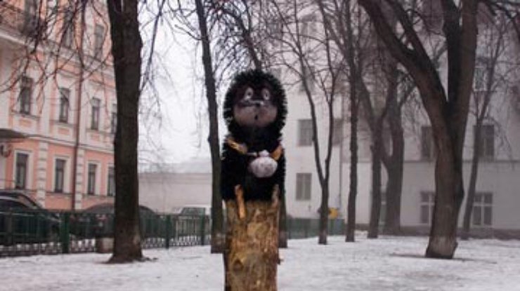 В Киеве поставили памятник "Ежику в тумане"