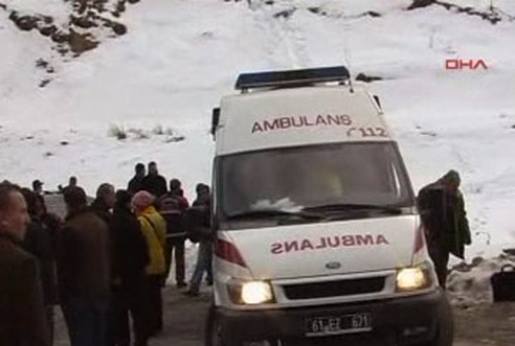 В Турции лавина унесла жизни десяти человек