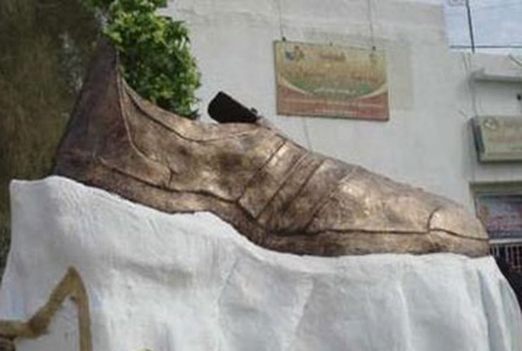 В Ираке поставили памятник ботинку, брошенному в Буша