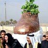 В Ираке уничтожили памятник ботинку, брошенному в Буша