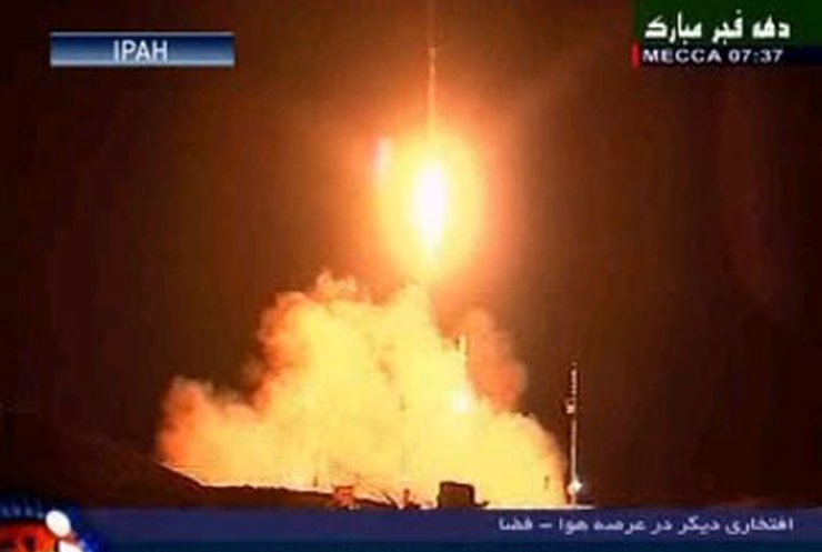 Иран утверждает, что запустил спутник "в мирных научных целях"