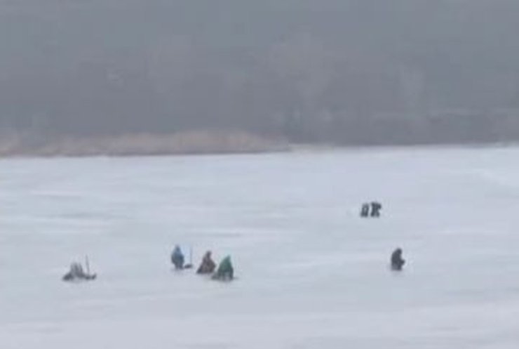 В Запорожской области спасли рыбаков, унесенных на льдинах