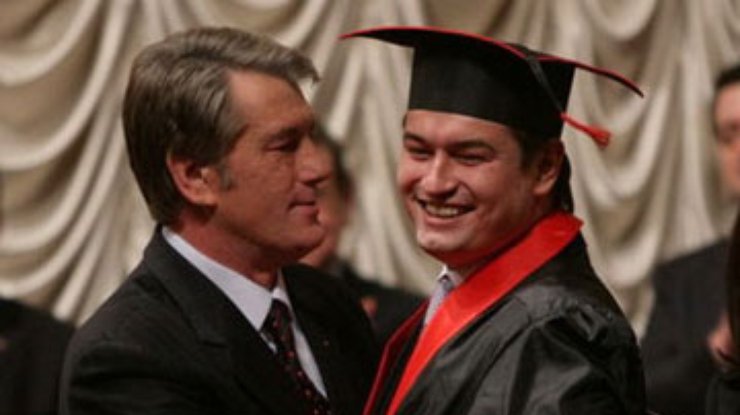 Ющенко вручил диплом своему сыну