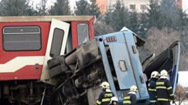 Количество жертв столкновения поезда с автобусом в Словакии растет