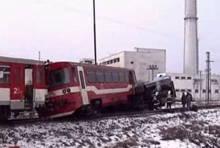 В Словакии - поезд столкнулся с  туристическим автобусом