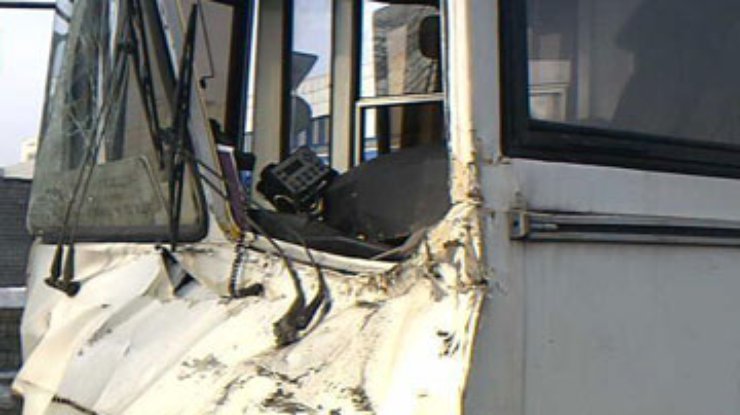 В Киеве автобус врезался в грузовик