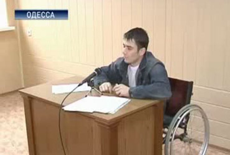 Инвалид-колясочник против железной дороги
