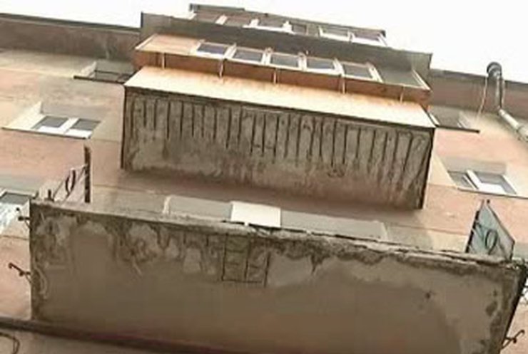В Ривном из-за обвала перил мужчина упал с балкона