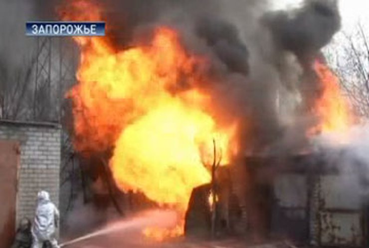 В Запорожье загорелся гараж: 8 пострадавших
