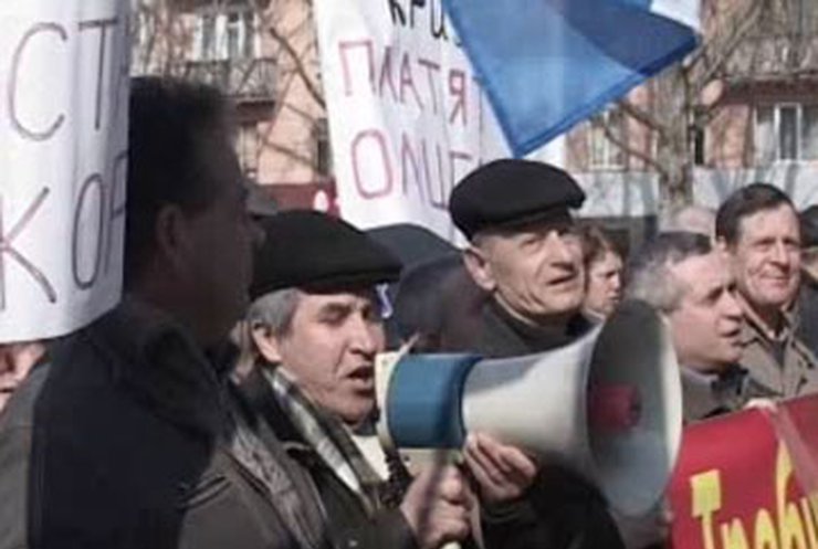 Рабочие комбайностроительного завода снова пикетируют
