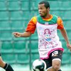 В Бразилии ленивых футболистов одевают в розовые платья