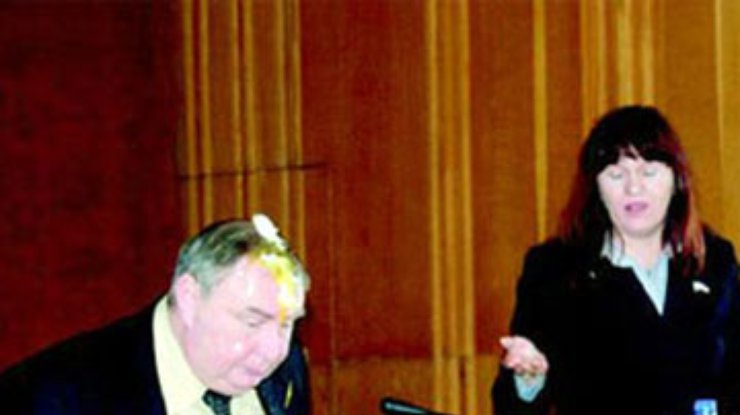 Депутат заплатит штраф за разбитые на голове мэра яйца