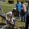 Мишель Обама взяла в руки лопату