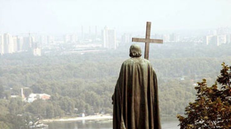 Памятник Владимиру сползает в Днепр